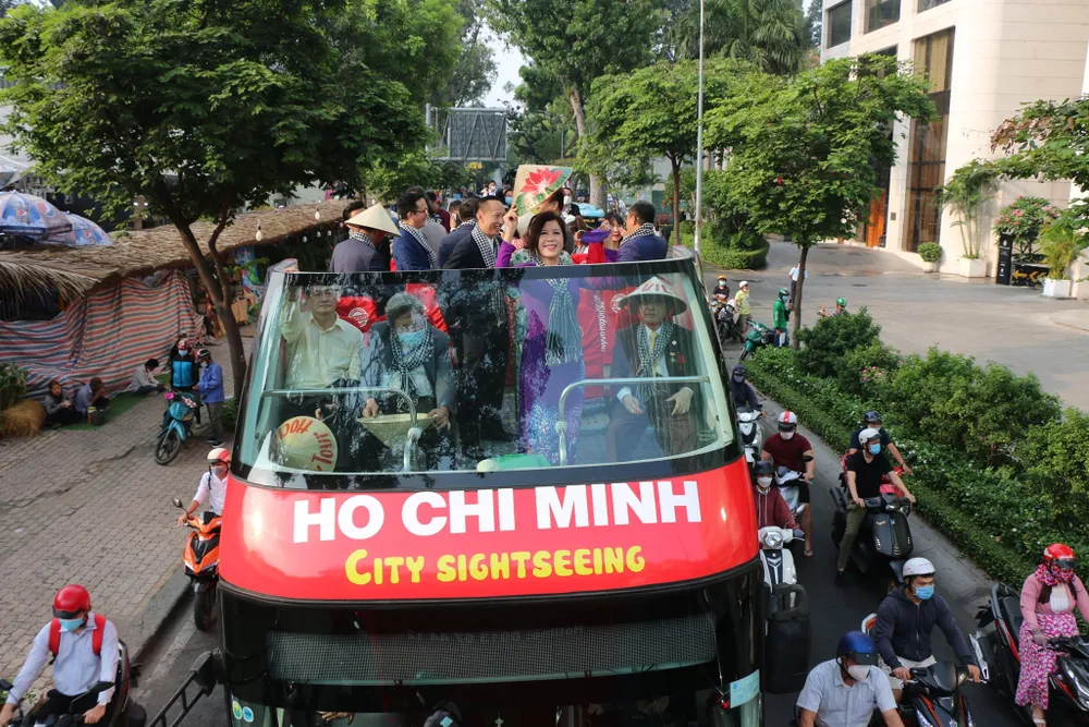 Anh Nguyễn Khoa Luân cho biết thêm: “Mỗi tháng xe buýt 2 tầng phục vụ 6.000 lượt khách. Buổi sáng chủ yếu là du khách quốc tế, buổi tối chủ yếu là khách Việt”.