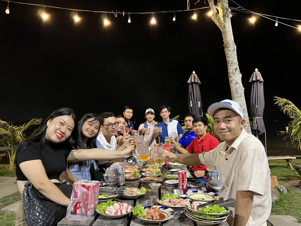 Chọn khu cắm trại làm địa điểm tổ chức tiệc tất niên cùng mọi người trong công ty, chị Bùi Thị Mỹ Nhung (ngụ TP Thủ Đức, TP.HCM) vô cùng hào hứng khi lần đầu tiên được trải nghiệm mô hình này. “ Mình không nghĩ tại Sài Gòn có một khu cắm trại đẹp như thế này. Mọi thứ ở đây đã được chuẩn bị sẵn sàng nên tụi mình chỉ đến và trải nghiệm, không phải suy nghĩ nhiều”, chị Nhung bày tỏ.