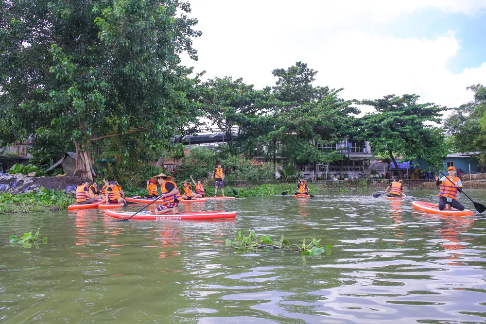 Sau lần đầu tham gia tour chèo SUP tại Cần Giờ (TP.HCM) bạn Dương Thị Thanh Viên (ngụ Quận 10) tiếp tục khám phá với tour chèo SUP Thanh Đa để có thêm trải nghiệm. “Với lần chèo SUP này mình đã nắm rõ được kỹ thuật nên cảm thấy dễ dàng hơn trong việc điều khiển con SUP. Đặc biệt với chuyến đi đúng kì nghỉ Tết Tây này mình thả trôi bồng bềnh theo dòng sông thấy cảm giác nhẹ nhàng lạ kì và mình có những phút giây lắng đọng để suy nghĩ về những điều đã làm được trong một năm qua”. Sau lần đầu tham gia tour chèo SUP tại Cần Giờ (TP.HCM) bạn Dương Thị Thanh Viên (ngụ Quận 10) tiếp tục khám phá với tour chèo SUP Thanh Đa để có thêm trải nghiệm. “Với lần chèo SUP này mình đã nắm rõ được kỹ thuật nên cảm thấy dễ dàng hơn trong việc điều khiển con SUP. Đặc biệt với chuyến đi đúng kì nghỉ Tết Tây này mình thả trôi bồng bềnh theo dòng sông thấy cảm giác nhẹ nhàng lạ kì và mình có những phút giây lắng đọng để suy nghĩ về những điều đã làm được trong một năm qua”.