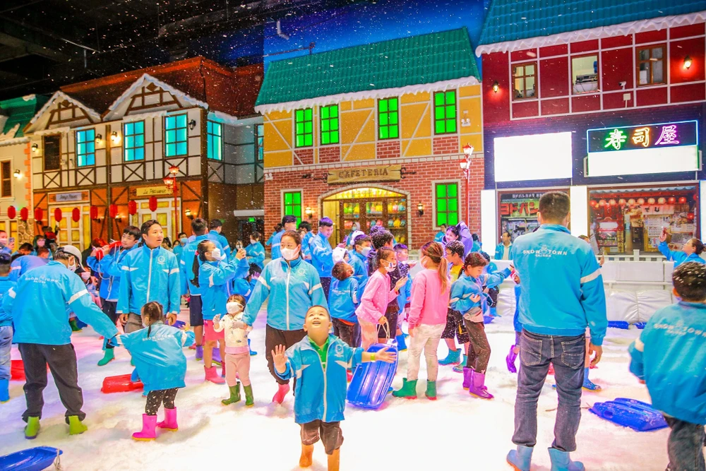 Những ngày cuối tuần tại Snow Town thường sẽ có rất đông các bé nhỏ đến vui chơi.