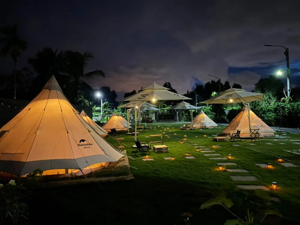 Khu cắm trại thực sự là điểm đến lý tưởng để cho giới trẻ “đi trốn” khỏi những xô bồ, ngột ngạt, tận hưởng nhịp sống nhẹ nhàng của tự nhiên, ngắm nhìn khung cảnh tươi mát của cỏ cây, của sông nước. Đây chắc chắn sẽ là trải nghiệm thú vị mà ở chốn phố thị hiện đại khó có thể tìm được.