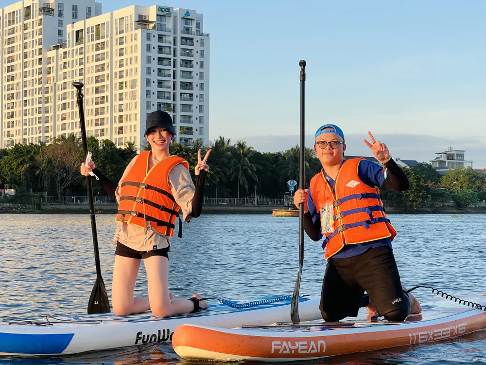 Chèo SUP trên sông Sài Gòn là một trải nghiệm độc đáo giúp tận hưởng những khoảnh khắc thật sảng khoái, thư thái, hoà mình cùng thiên nhiên trong lành. Chèo SUP trên sông Sài Gòn là một trải nghiệm độc đáo giúp tận hưởng những khoảnh khắc thật sảng khoái, thư thái, hoà mình cùng thiên nhiên trong lành.