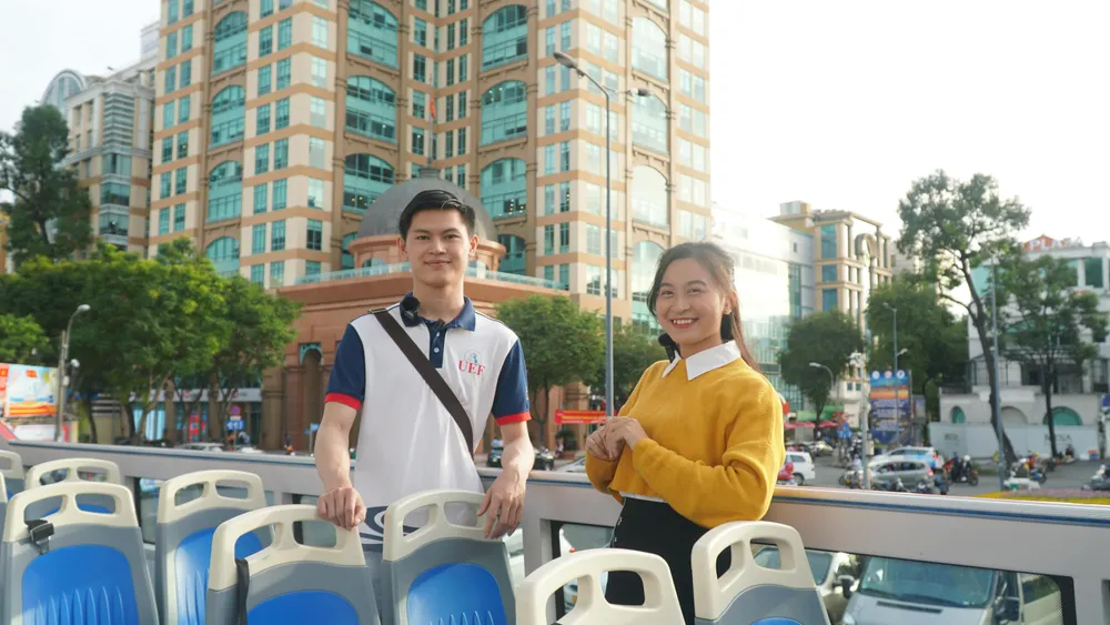 Sinh sống và học tập tại TP.HCM đã được 3 năm nhưng đây là lần đầu tiên anh VILAYPHON Phetmany (du học sinh Lào) mới có cơ hội được trải nghiệm du lịch bằng xe buýt 2 tầng. Anh hào hứng chia sẻ: “ Ngày thường ngồi xe buýt đi học cảm thấy rất khó chịu và ngột ngạt, tuy nhiên khi trải nghiệm xe buýt 2 tầng mình cảm thấy rất dễ chịu và thích thú. Có lẽ được trực tiếp tận hưởng không khí mát mẻ, dễ dàng ngắm nhìn quang cảnh thành phố từ trên cao xuống”.