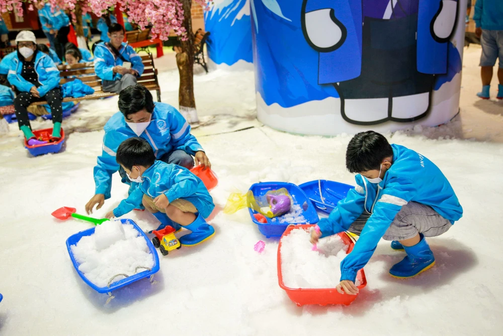 Đây là địa điểm đầu tiên tại TP.HCM có hệ thống tạo tuyết nhân tạo từ công nghệ Nhật Bản, mang đến những lớp tuyết tơi xốp, mịn màng, hoàn toàn cho cảm giác như tuyết chân thật.