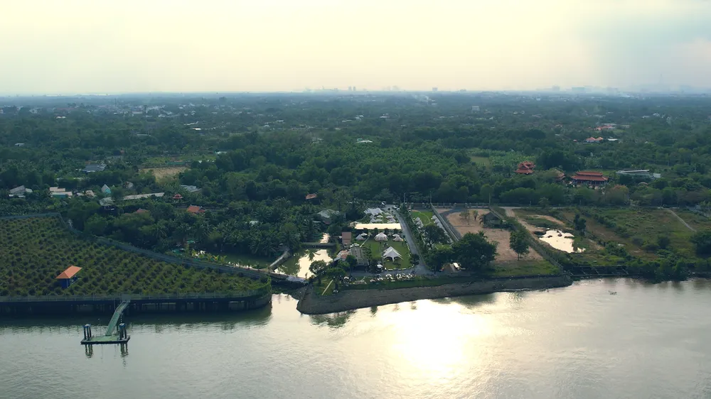 Tại đây sở hữu chiếc view hướng ra sông Đồng Nai với khung cảnh hữu tình, khí hậu dễ chịu và đặc biệt không ồn ào, không xô bồ dù ở ngay tại Sài Gòn.