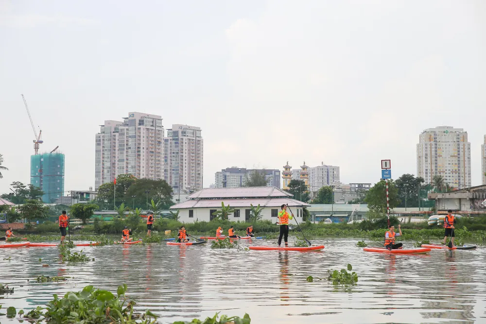 Tour SUP bắt đầu từ Thanh Đa (quận Bình Thạnh, TP.HCM) được nhiều du khách lựa chọn để thưởng ngoạn phong cảnh trên sông Sài Gòn. Tour SUP bắt đầu từ Thanh Đa (quận Bình Thạnh, TP.HCM) được nhiều du khách lựa chọn để thưởng ngoạn phong cảnh trên sông Sài Gòn.