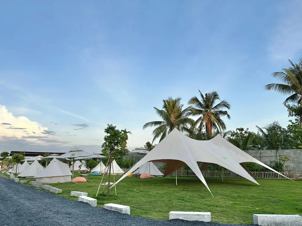 Thay vì cắm trại truyền thống phải tự tay dựng lều, nấu ăn, bảo quản đồ đạc thì khu cắm trại này chọn xu hướng glamping để phục vụ mọi người. Glamping tức là khi đến đây mọi thứ đã được chuẩn bị sẵn sàng từ lều trại dựng sẵn đến các cơ sở vật chất đầy đủ tiện nghi không kém gì một khách sạn.