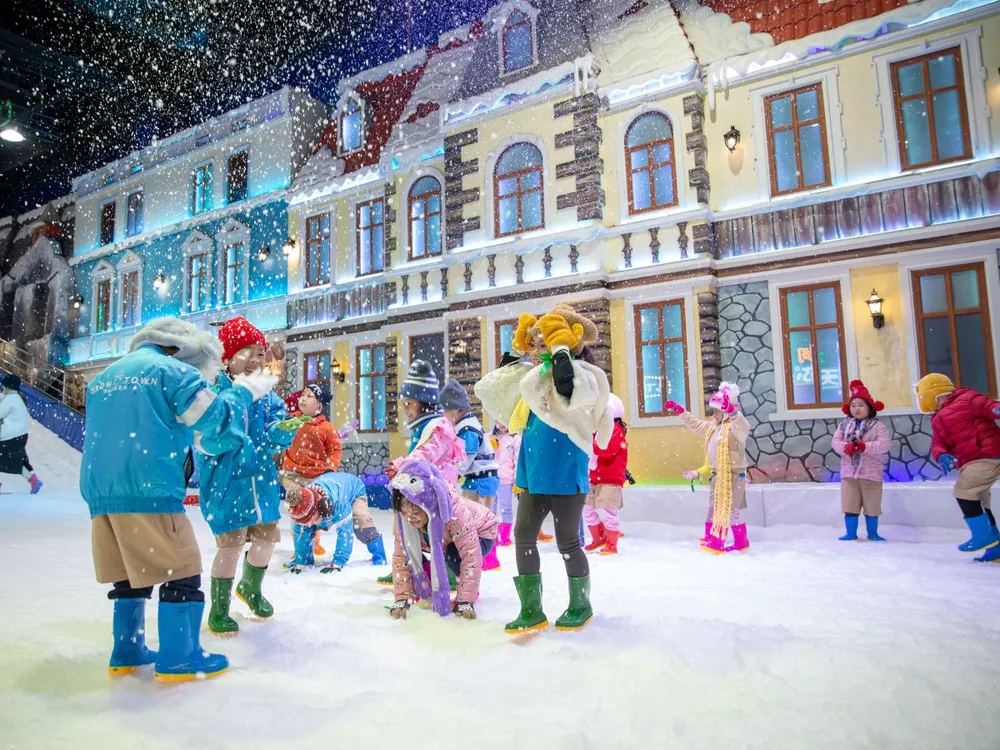 Khuôn viên rộng 2.000 m2 với thiết kế chủ đạo là hình ảnh các ngôi nhà phủ đầy tuyết trắng bố trí dọc 2 bên tạo cảm giác cho du khách như đang dạo chơi tại thị trấn thu nhỏ giữa Châu Âu.