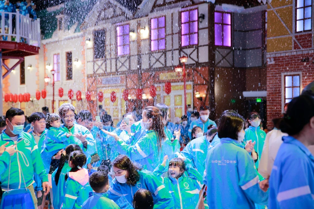 Tại Snow Town trung bình khoảng 45 phút sẽ có hiệu ứng bọt tuyết rơi xuống một lần. Nhìn những bông tuyết rơi bồng bềnh khiến nhiều người chứng kiến vô cùng thích thú.