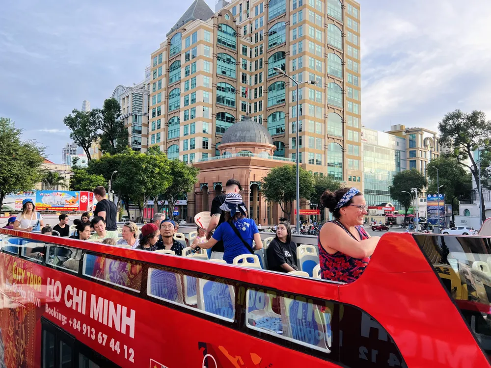 Không như những hình thức du lịch bằng xe đạp, xe máy,… khám phá thành phố bằng xe buýt 2 tầng có nhiều điểm độc đáo và mới lạ. Du khách được ngắm nhìn khung cảnh Sài thành từ trên cao, tận hưởng tiết trời mát mẻ và đặc biệt có thể tuỳ ý lên xuống để khám phá các điểm đến hấp dẫn.