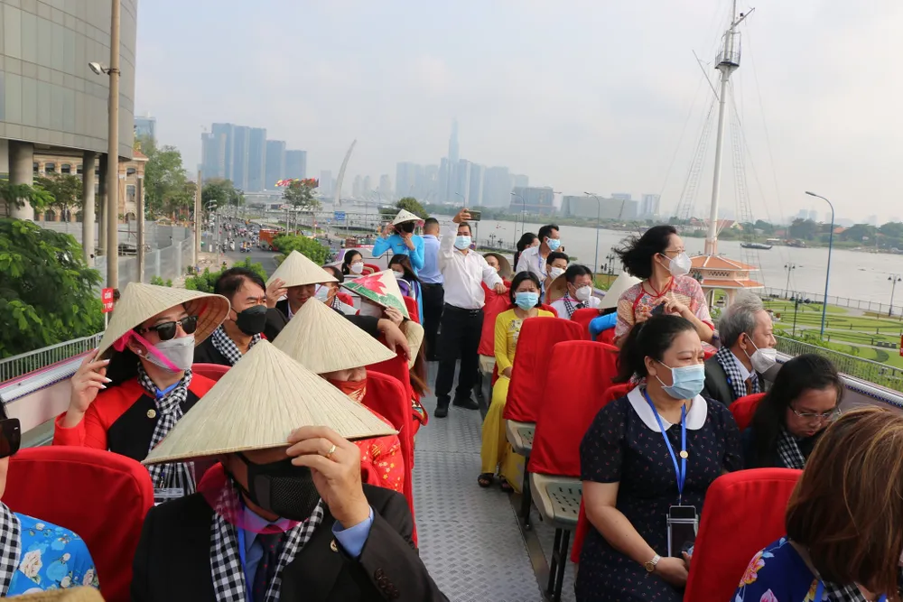 Trên xe buýt 2 tầng còn có trang bị hệ thống thuyết minh đa ngôn ngữ như tiếng Anh, Trung Quốc, Nhật Bản, Hàn Quốc, Pháp….