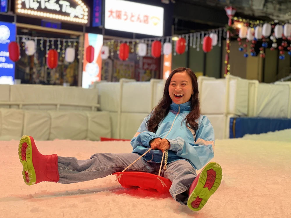 Khi đến khu vui chơi sẽ có trang bị sẵn áo khoác ấm, ủng chống ẩm cho du khách. Tuy nhiên để trải nghiệm được trọn vẹn, mọi người nên mặc quần áo dày, mang theo găng tay giữ ấm.