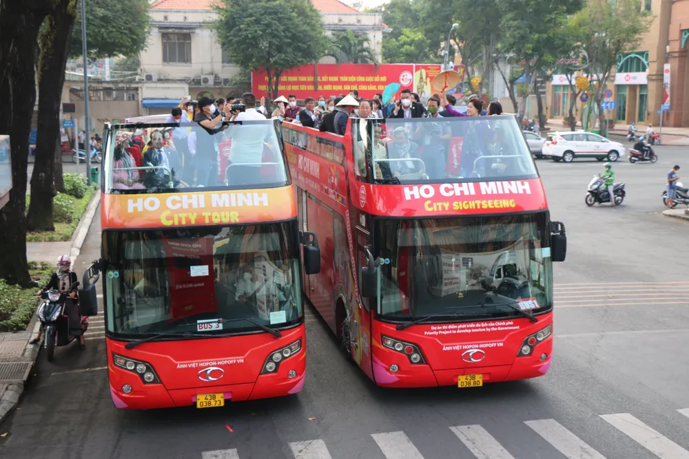 Với hệ thống thuyết minh sẽ giới thiệu thông tin về lịch sử- văn hoá, con người, những địa danh nổi tiếng tại TP.HCM, thậm chí còn có cả những thông tin mở cửa, mời gọi đầu tư đến Việt Nam khiến nhiều du khách vô cùng thích thú.