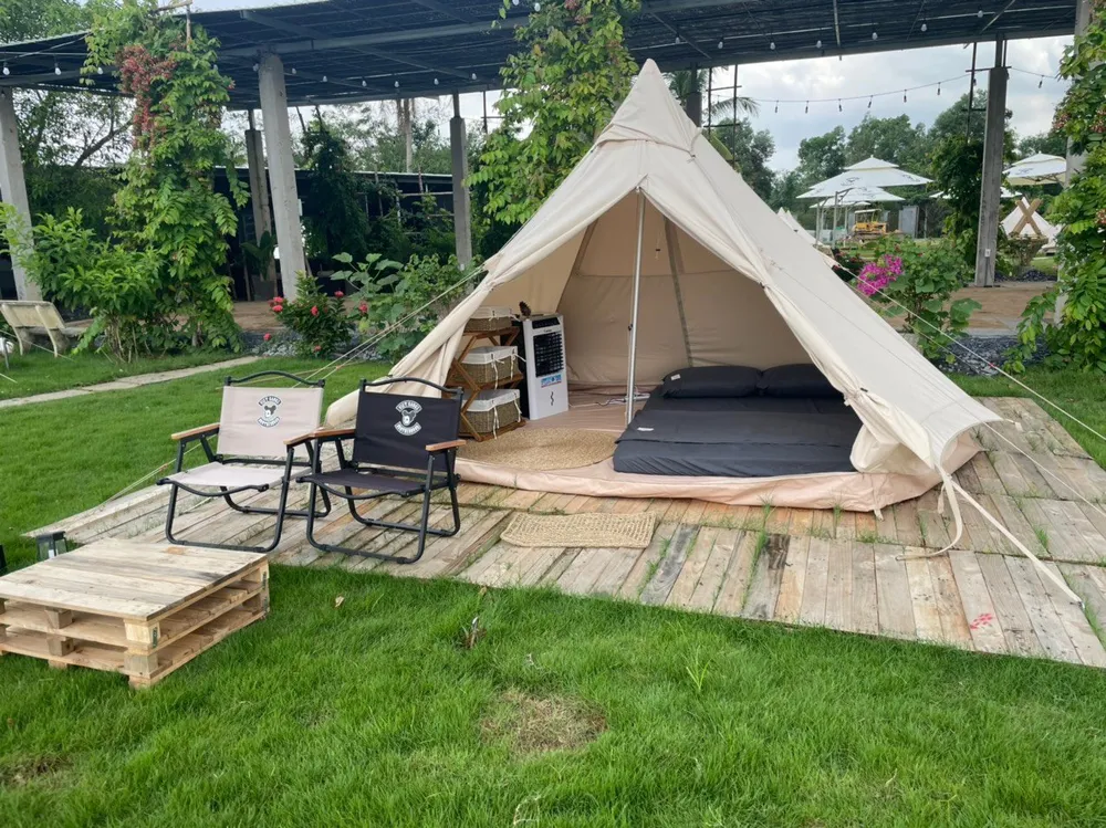 Anh Nguyễn Mạnh Hùng (21 tuổi)- chủ mô hình cắm trại chia sẻ: “Trong mỗi chiếc lều sẽ được trang bị đầy đủ nệm gối, quạt, kệ, các vật dụng sinh hoạt. Mỗi đêm khu cắm trại cho lưu trú lại tầm 90 người”