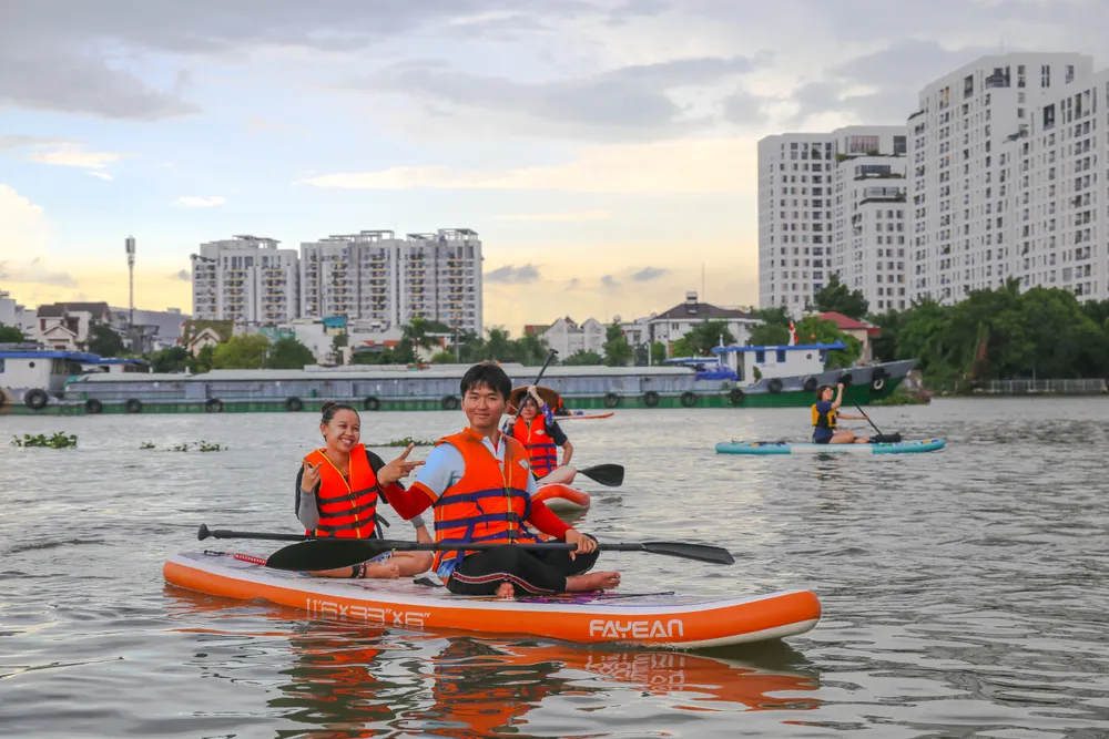 Anh Võ Cao Minh (đơn vị tổ chức tour SUP Vietrek Travel) cho biết: “Vào mùa hè là lúc khách đổ về đông nhất, có thời điểm tour Thanh Đa bên mình đón đến 500 lượt khách ghé trải nghiệm”. Anh Võ Cao Minh (đơn vị tổ chức tour SUP Vietrek Travel) cho biết: “Vào mùa hè là lúc khách đổ về đông nhất, có thời điểm tour Thanh Đa bên mình đón đến 500 lượt khách ghé trải nghiệm”.