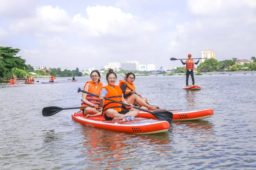 Cũng theo Anh Minh chia sẻ: “Mỗi SUP có thể di chuyển tối đa 2 người, tuy nhiên để có hành trình tuyệt vời nhất thì nên sử dụng một người trên một SUP. Theo đúng tên gọi bộ môn chèo ván đứng nên khi một người đứng sử dụng mái chèo sẽ có trải nghiệm trọn vẹn hơn” Cũng theo Anh Minh chia sẻ: “Mỗi SUP có thể di chuyển tối đa 2 người, tuy nhiên để có hành trình tuyệt vời nhất thì nên sử dụng một người trên một SUP. Theo đúng tên gọi bộ môn chèo ván đứng nên khi một người đứng sử dụng mái chèo sẽ có trải nghiệm trọn vẹn hơn”