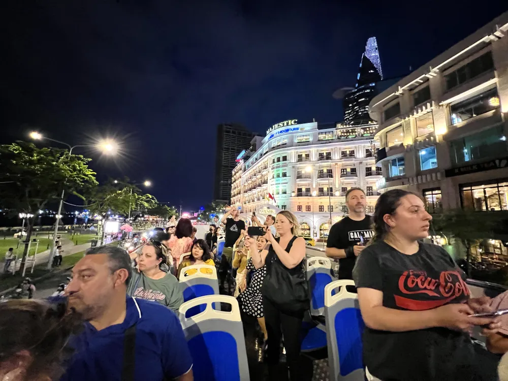 Chị Lê Thị Phúc Hậu (tiếp viên xe buýt 2 tầng) cho biết: “Thời điểm hiện tại xe buýt đón lượng đông khách đến từ các quốc gia như Ấn Độ, Hàn Quốc, Pháp, Thái Lan, Trung Quốc. Đa số khách đều hào hứng với tour trải nghiệm vào ban đêm được ngắm nhìn thành phố lúc lên đèn”.