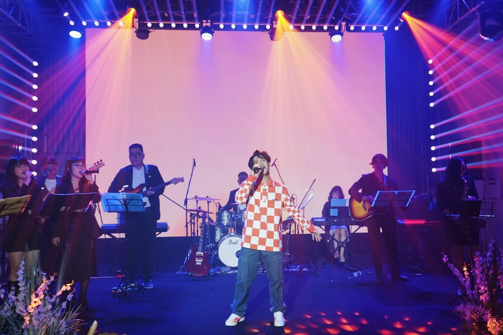 Sau khi đêm nhạc kết thúc, ban tổ chức sẽ thực hiện trao số tiền gây quỹ đến các tổ chức thiện nguyện theo kế hoạch. Ảnh: NHẬT DIỄM