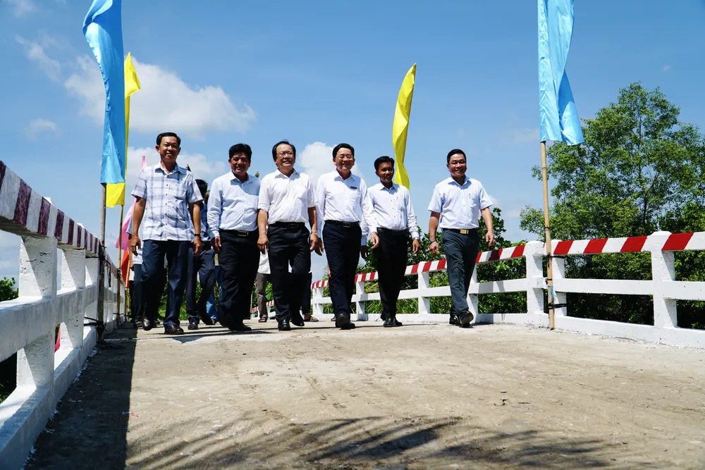 Cây cầu do báo Pháp luật TP.HCM phối hợp cùng UBND xã Tân Nhuận Đông vận động kinh phí để thực hiện.