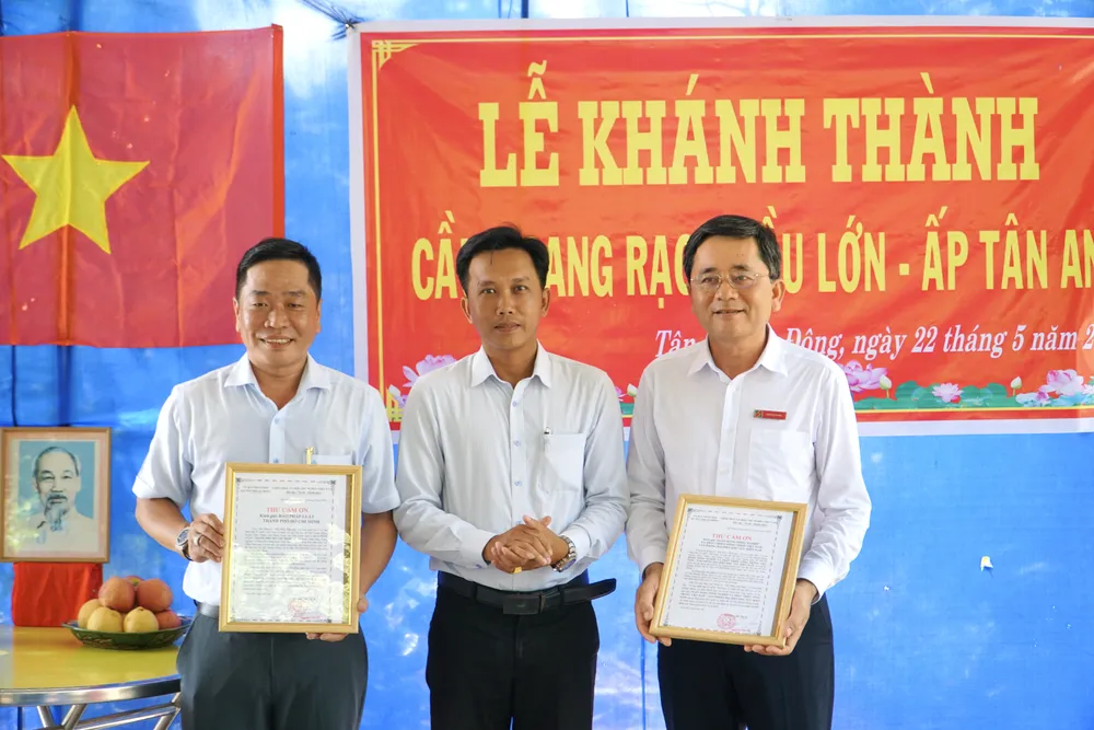 Lãnh đạo xã Tân Nhuận Đông tặng thư cảm ơn cho nhà tài trợ