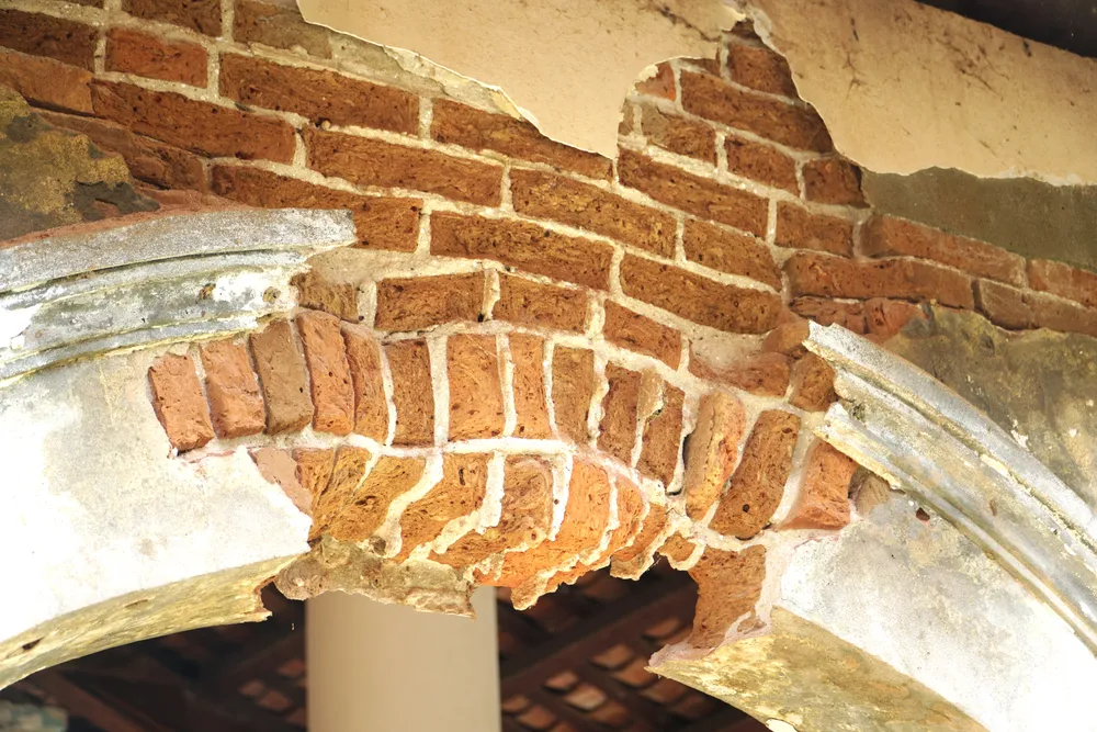 Kết cấu tường không còn nguyên vẹn. ẢNH: NHẬT DIỄM