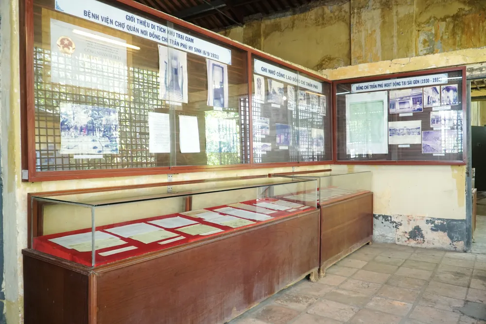 Việc sắp xếp, bố trí các đề mục trong trưng bày tại di tích cũng được đánh giá là chưa hợp lý. Phần trưng bày bổ sung chưa chuyển tải được nội dung, tính biểu cảm để làm nổi bật các giá trị, ý nghĩa của di tích. ẢNH: NHẬT DIỄM