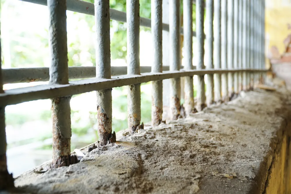 Song sắt hoen gỉ mục nát. ẢNH: NHẬT DIỄM