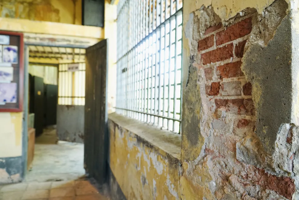 Các mảng tường bong tróc, kết cấu không còn đảm bảo. ẢNH: NHẬT DIỄM