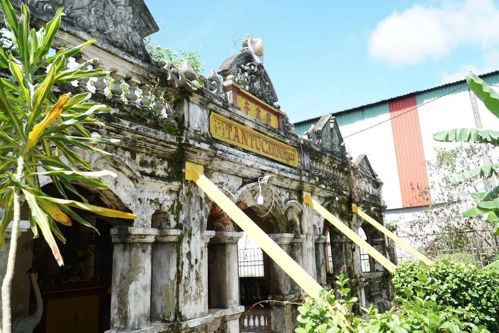 Ngôi đình cổ Tân Túc (huyện Bình Chánh) chờ diện mạo mới. ẢNH: NHẬT DIỄM