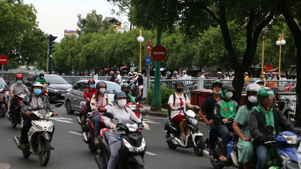 Theo ghi nhận của PV PLO, trong khung giờ cao điểm, mặc dù lượng người tham gia giao thông đông, nhưng đoạn đường Hoàng Sa và Trường Sa không còn tình trạng ùn ứ, ách tắc. ảnh 1.JPG