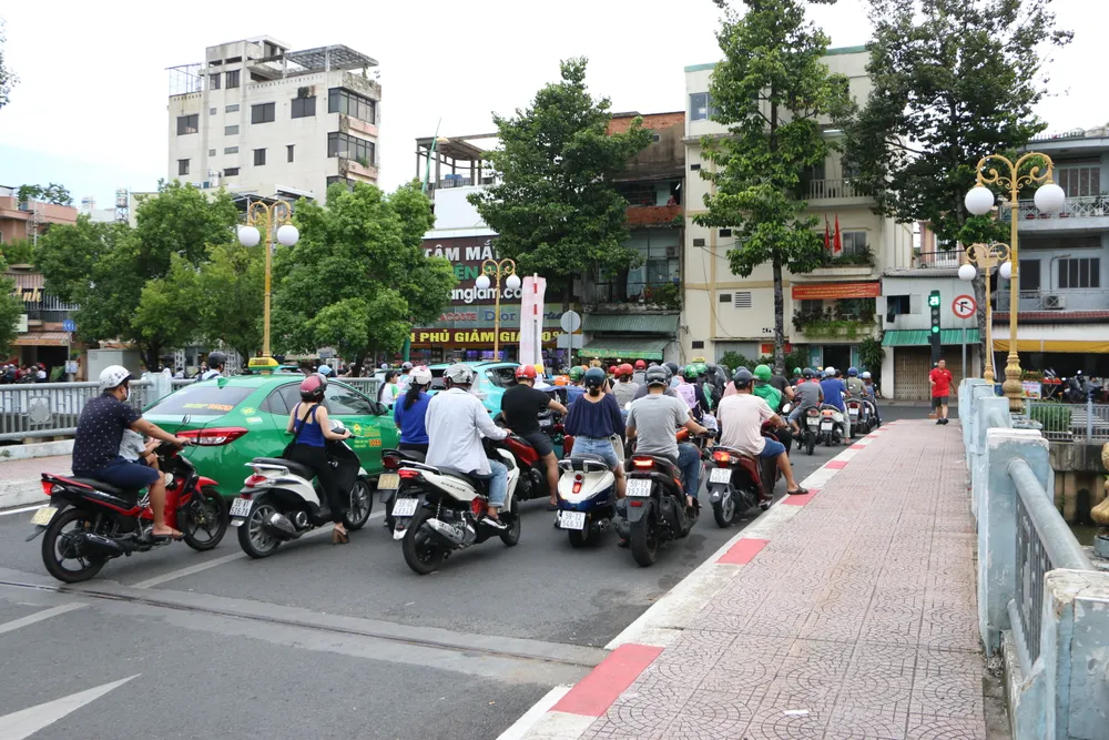 Người tham gia giao thông dễ dàng nắm bắt thông tin về sự thay đổi hướng lưu thông, giao thông dần đi vào ổn định. Ảnh: Tuyết Hồng ảnh 3.JPG