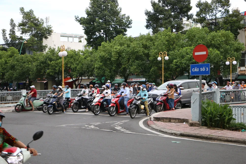 Sau điều chỉnh, tình trạng chạy ngược chiều trên cầu được giảm thiểu đáng kể, tránh nguy hiểm cho người đi đường. Ảnh: Tuyết Hồng ảnh 6.JPG