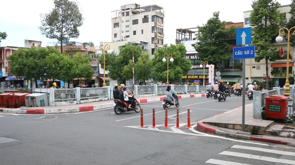 Những vạch kẻ cũng được sơn lại tránh gây nhầm lẫn cho người dân. Ảnh: Tuyết Hồng ảnh 7.JPG