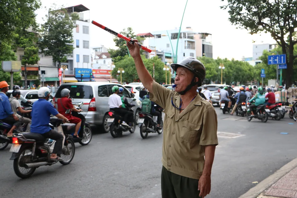 Ngoài ra, vào giờ cao điểm, ở khu vực sẽ điều động lực lượng đến điều chỉnh giao thông. Nhờ đó, không còn tình trạng ùn ứ giao thông vào giờ tan tầm. Ảnh: Tuyết Hồng ảnh 9 .JPG