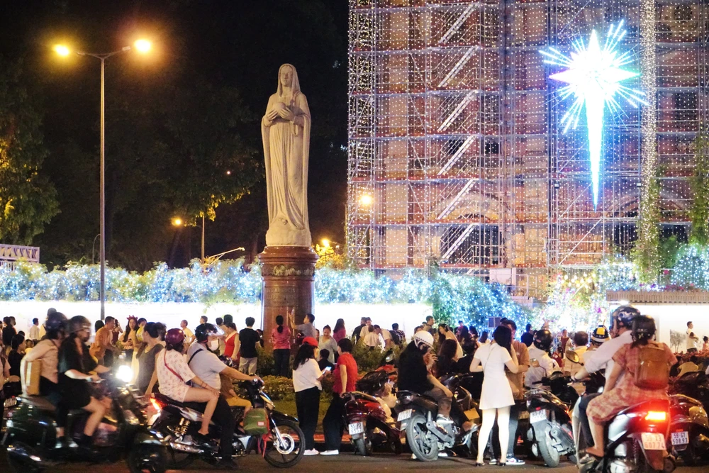 6- Nha-tho-Duc-Ba-ruc-sang-du-dang-tu-sua.jpg