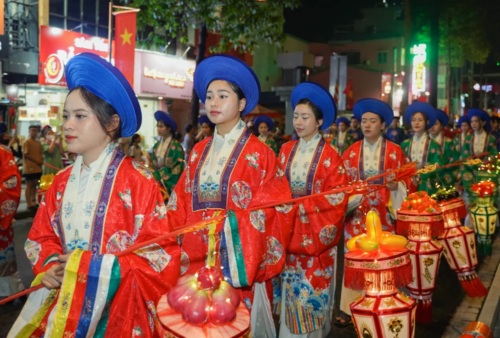 Các đoàn xe và dòng người diễu hành di chuyển theo trật tự.