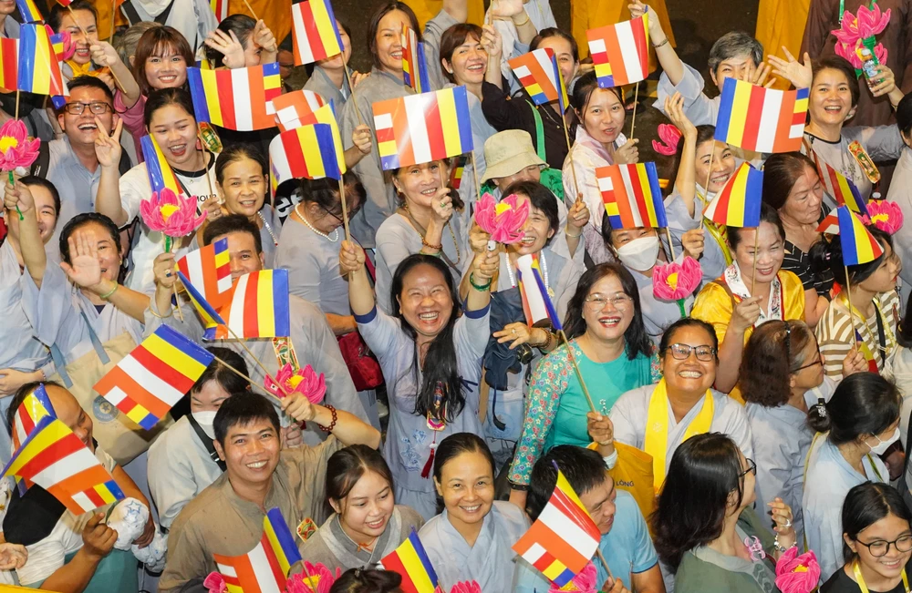 Trước giờ xuất phát, rất đông người dân đã có mặt từ sớm phía trước Tổ Đình Ấn Quang để cùng tham gia lễ rước kiệu.