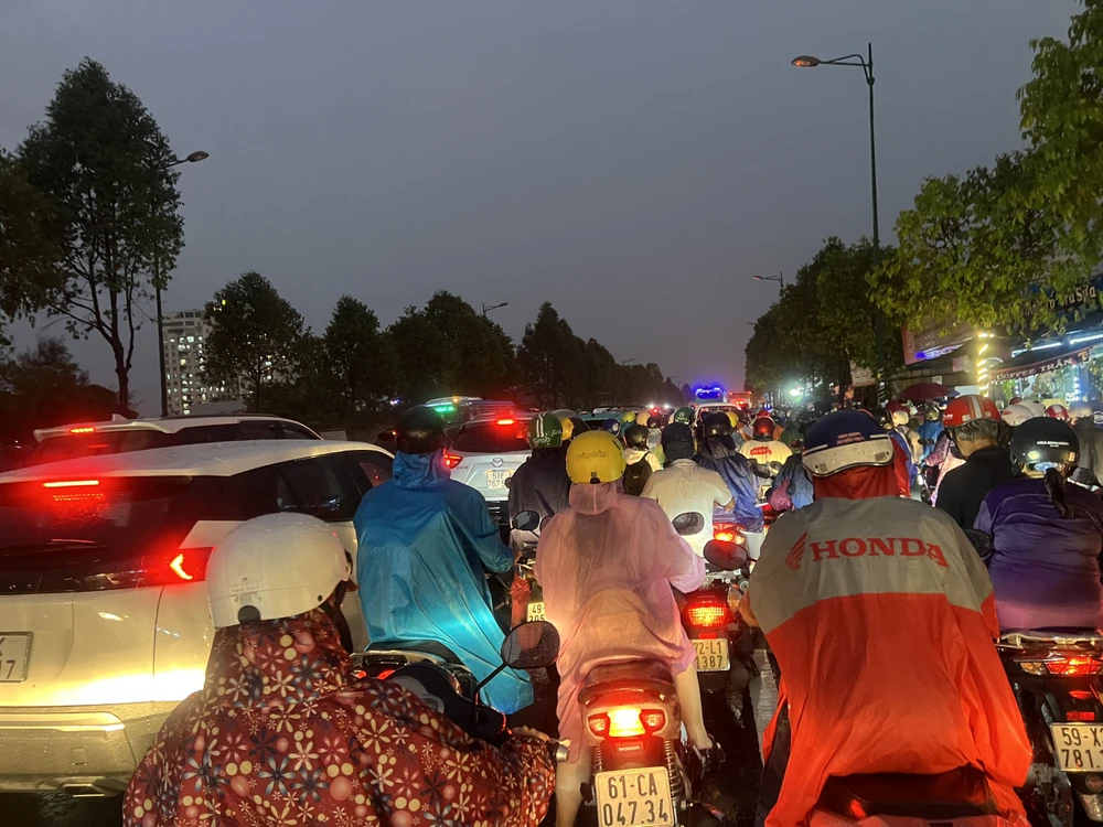 Các phương tiện xếp hàng dài trên đường Phạm Văn Đồng. Kẹt xe kéo dài trên đường Phạm Văn Đồng.