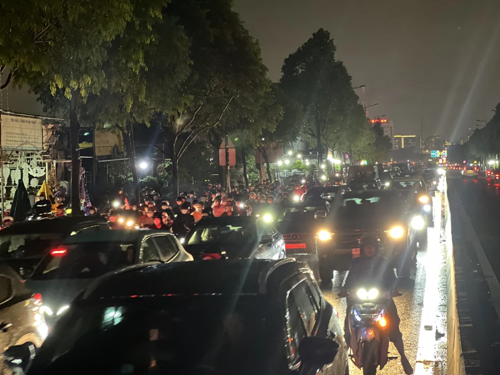 Người dân khó khăn di chuyển về nhà. Kẹt xe kéo dài trên đường Phạm Văn Đồng.