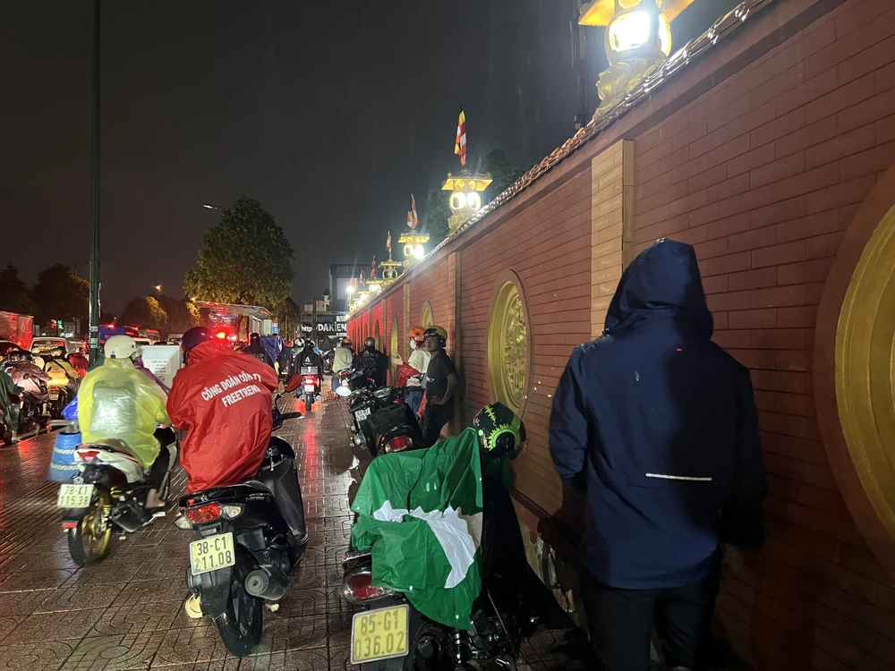 Nhiều người tấp vào vỉa hè chờ hết kẹt xe. Kẹt xe kéo dài trên đường Phạm Văn Đồng.