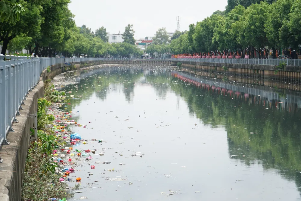 Rác đầy trên kênh Nhiêu Lộc- Thị Nghè sau đêm hoa đăng
