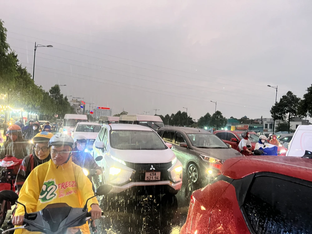 Cơn mưa nặng hạt làm đường Phạm Văn Đồng ùn ứ. Kẹt xe kéo dài trên đường Phạm Văn Đồng.
