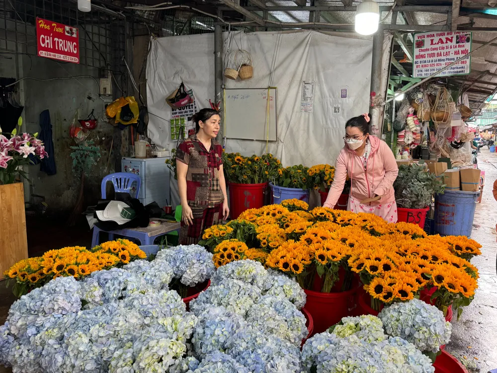 Giá hoa tươi dịp 20-10 rục rịch tăng, hoa ngập tràn, khách đìu hiu tại TP.HCM