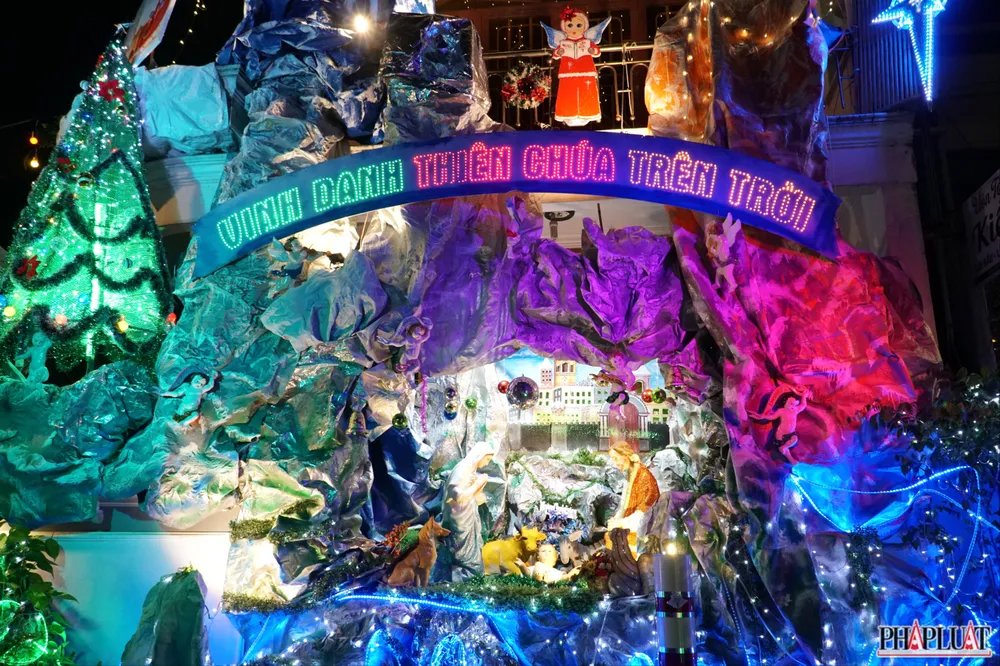 Hẻm 477 đường Tô Ngọc Vân, TP Thủ Đức gây chú ý với 2 hang đá lớn được dựng dọc hẻm, đèn nháy lung linh trải dài từ đầu đến cuối hẻm.