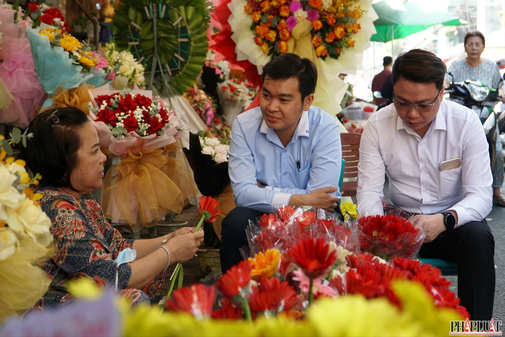 Trong số các loại hoa, hoa đồng tiền được khách hàng săn đón nhiều trong dịp vía Thần Tài bởi mang ý nghĩa tài lộc, may mắn.