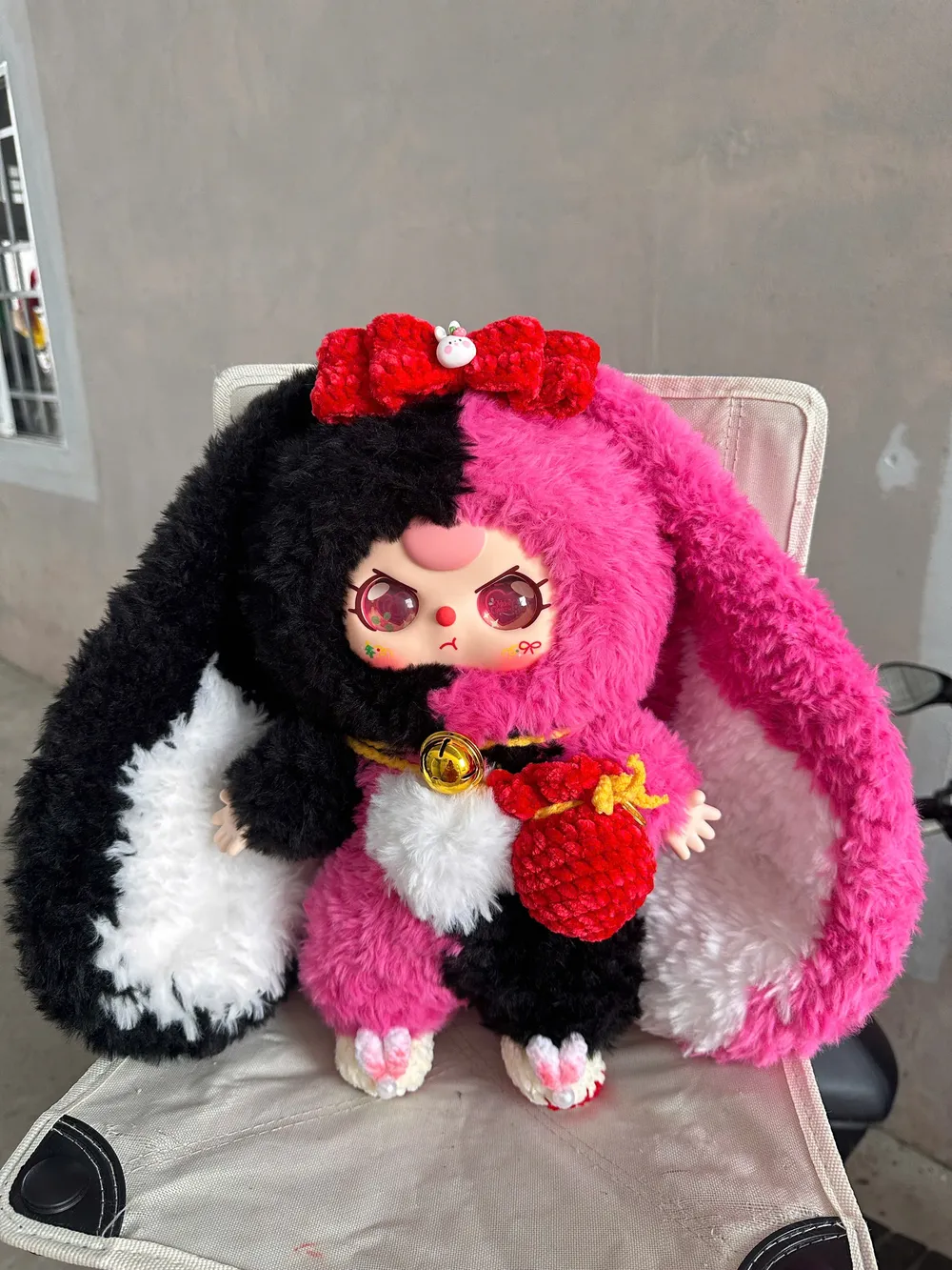 Chị Huỳnh cho biết, để tạo nên một sản phẩm Baby Three móc len , chị phải tính toán kỹ lưỡng về kích thước, tỉ lệ và công thức may ráp phù hợp. Sau đó, chị sẽ tiến hành thực hiện móc len riêng lẻ từng bộ phận như đầu, tay, chân… của búp bê rồi ráp chúng lại với nhau. “Trong quá trình móc len búp bê thỏ tai cụp, công đoạn phức tạp nhất là phần tai thỏ vì đòi hỏi kỹ thuật đổi màu len trực tiếp trong lúc móc, đảm bảo hai tai phải đồng màu và đúng vị trí”, chị chia sẻ.