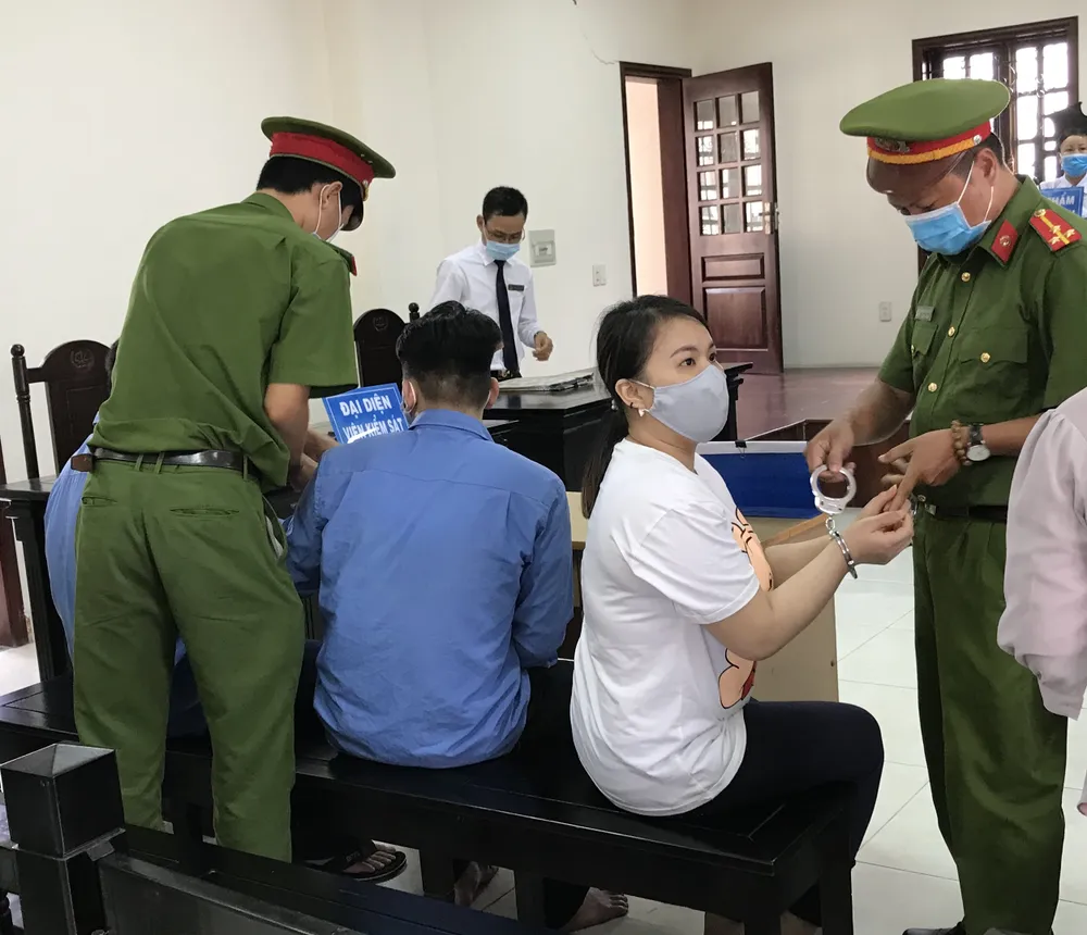 Bình Chánh: Xử 3 bị cáo tra tấn cô gái đến sảy thai ảnh 2 Bình Chánh: Xử 3 bị cáo tra tấn cô gái đến sảy thai ảnh 2