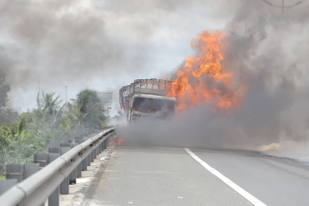 Xe nhớt bùng cháy dữ dội trên cao tốc. Ảnh: HUỲNH DU