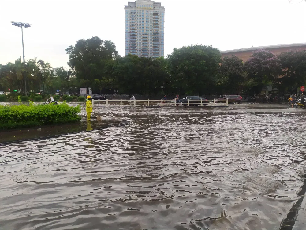 Ngã tư Nguyễn Văn Huyên - Nguyễn Khánh Toàn nước ngập sâu, nhiều xe chết máy giữa đường, người dân đi lại rất khó khăn. Ảnh: MINH TRÚC