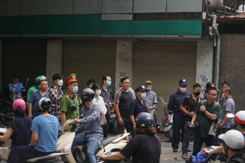 Trước cổng Bộ y tế lúc 17 giờ chiều ngày 7-6. Ảnh: PHI HÙNG